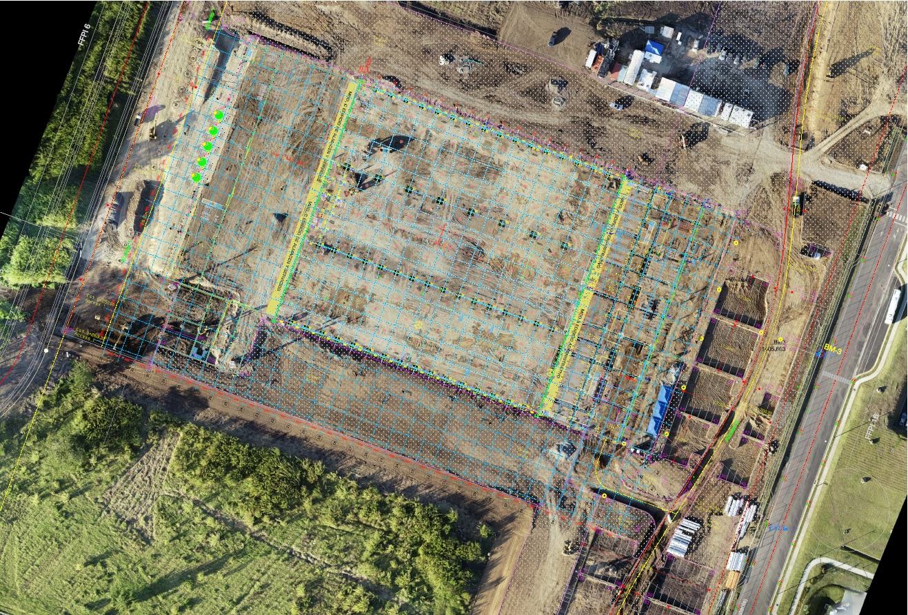 Ortofoto de una obra en construcción con los ejes del diseño trazados encima